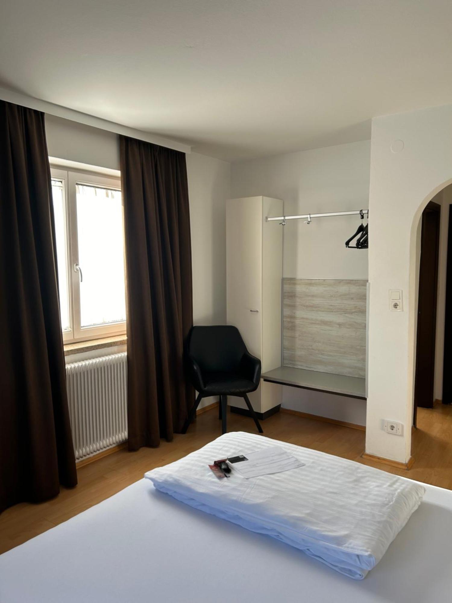 Hotel Berg Seekirchen am Wallersee Exterior photo