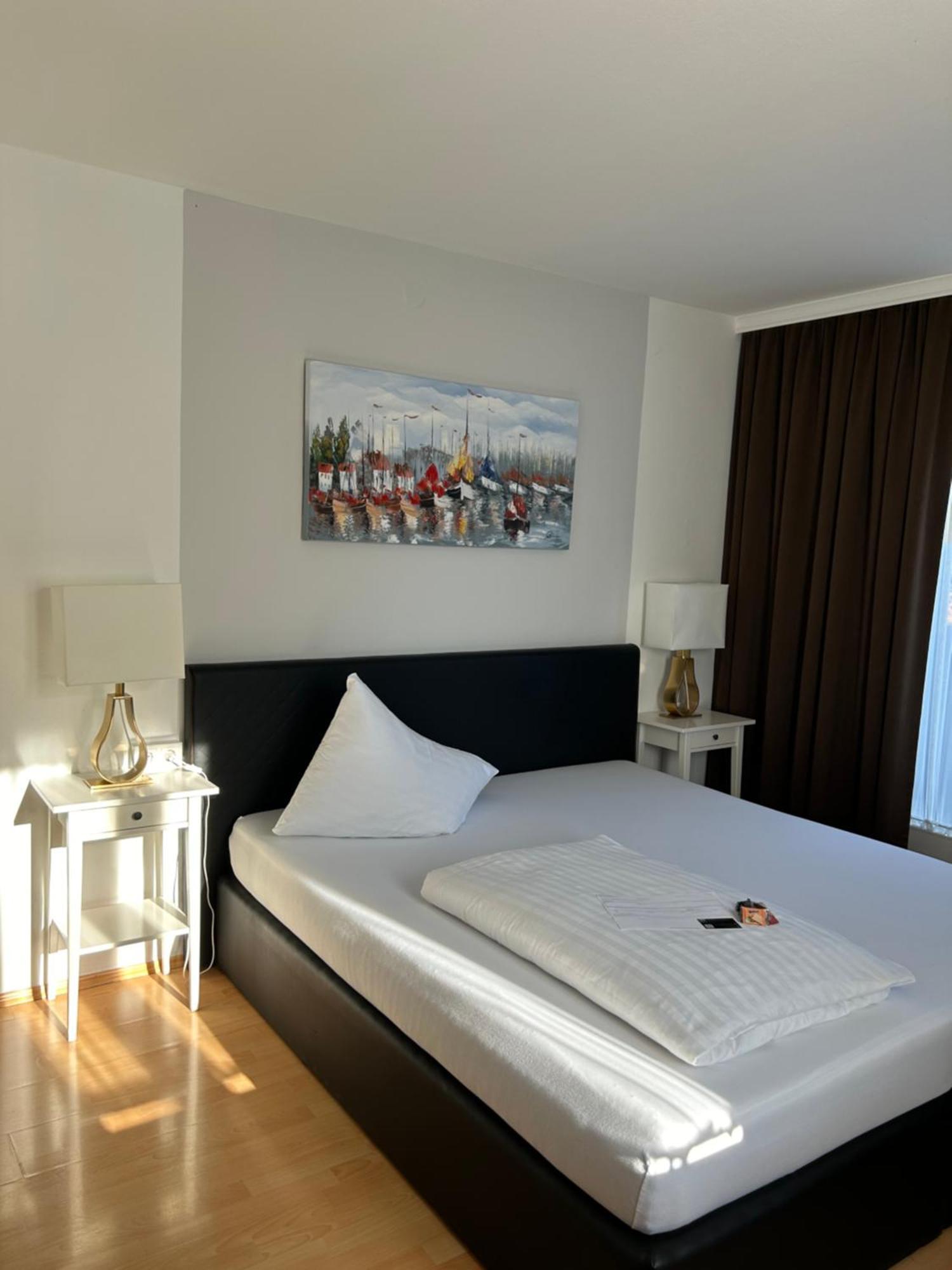 Hotel Berg Seekirchen am Wallersee Exterior photo