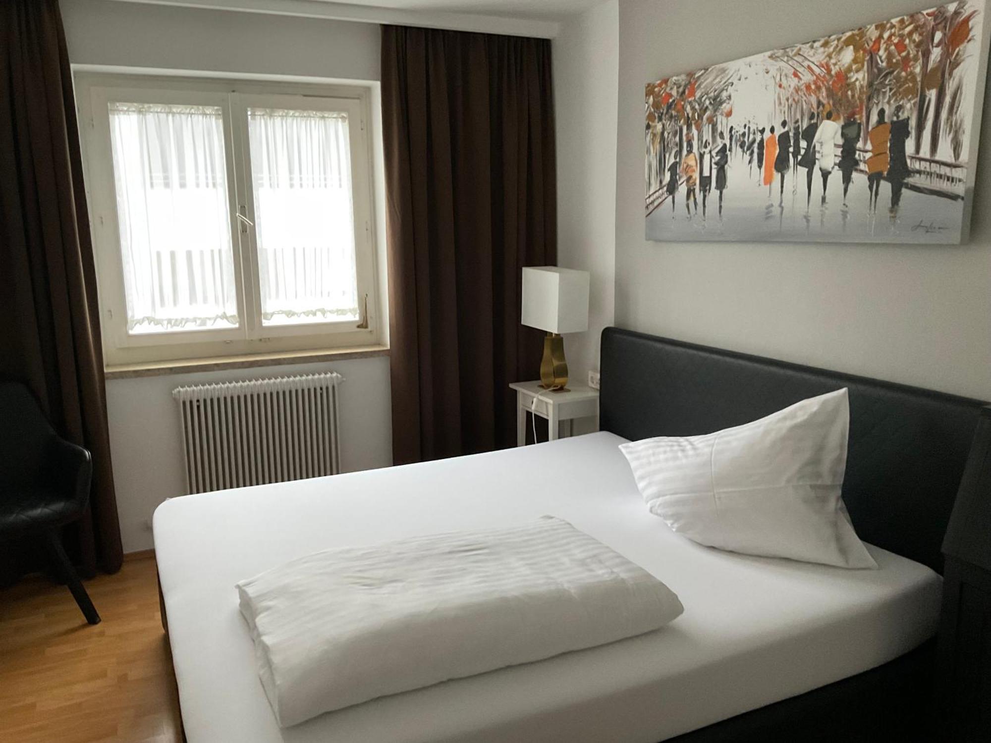 Hotel Berg Seekirchen am Wallersee Exterior photo